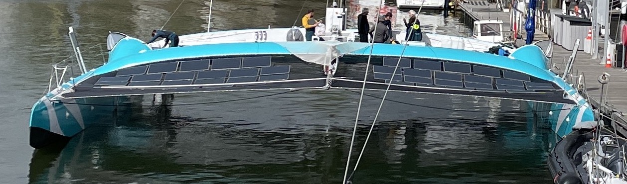catamaran panneau solaire ponton larmor plage